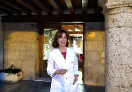 María Ángeles Fernández a la puerta de su farmacia en Tiedra