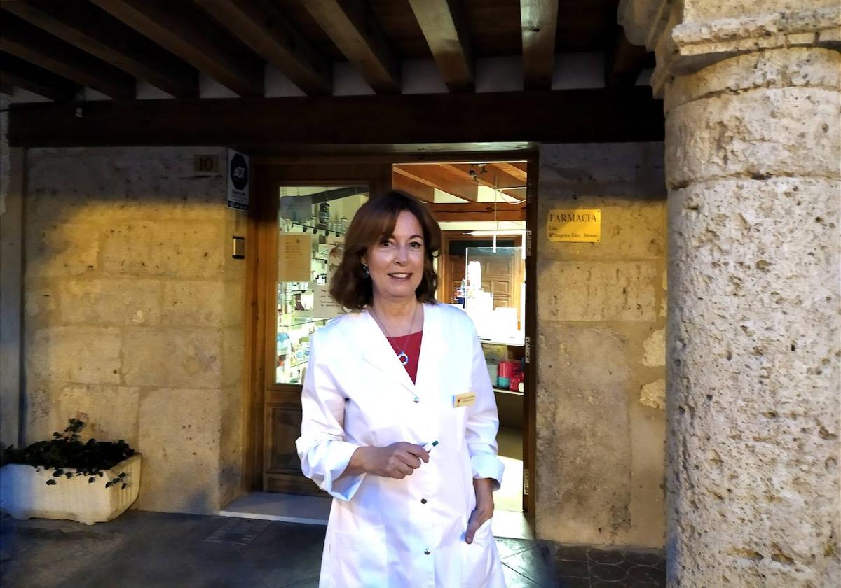 María Ángeles Fernández a la puerta de su farmacia en Tiedra