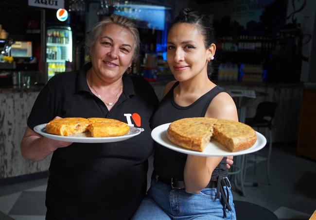 Aurelia, cocinera y Jaqueline, camarera de este restaurante, con algunas de sus tortillas más especiales