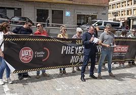 Lectura del manifiesto conjunto de UGT y CC OO en Segovia por el Día Mundial de la Seguridad y la Salud en el Trabajo.