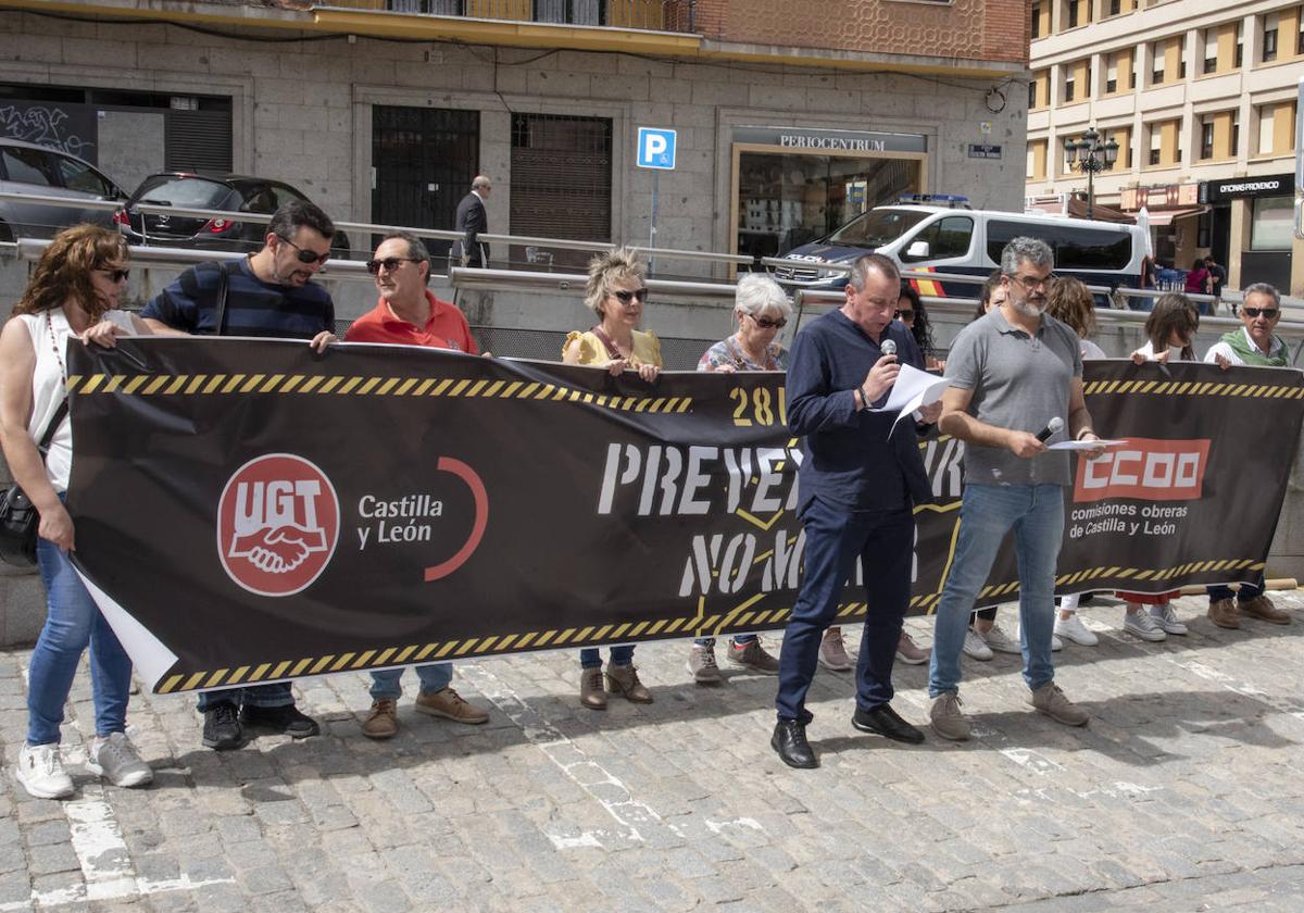 Lectura del manifiesto conjunto de UGT y CC OO en Segovia por el Día Mundial de la Seguridad y la Salud en el Trabajo.