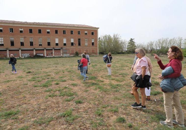 Visita de las antiguas alumnas al colegio de Huérfanos de Ferroviarios.