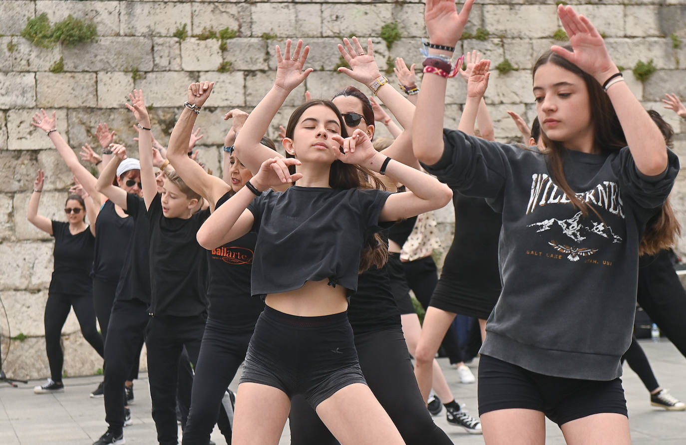 La Plaza de Portugalete de Valladolid celebra el Día Internacional de la Danza