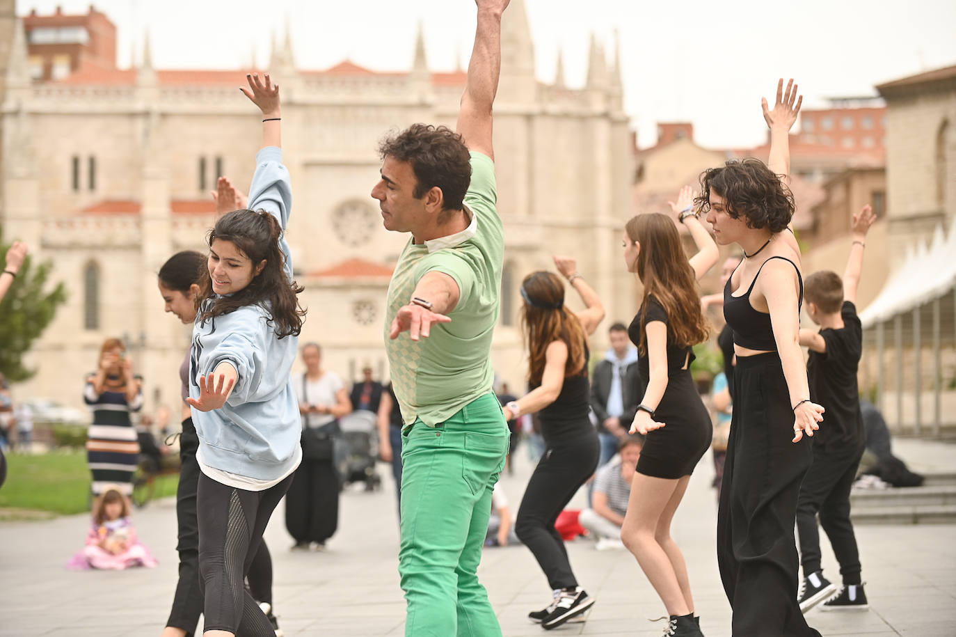 La Plaza de Portugalete de Valladolid celebra el Día Internacional de la Danza