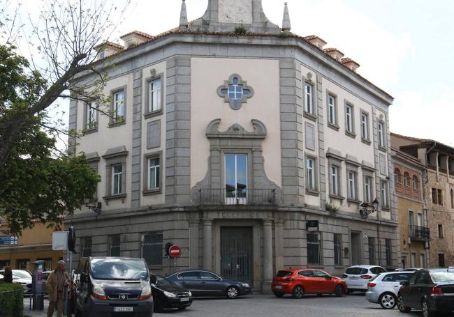 La Telefónica. Otro inmueble que lleva años cerrado en pleno centro del recinto amurallado.