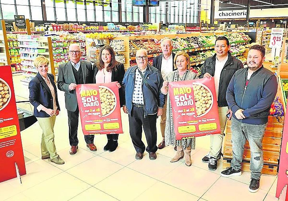 El director de Comunicación de Gadisa Retail, José Luis Fernández (cuarto por la derecha), con otros responsables de Gadis y de diferentes bancos de alimentos.