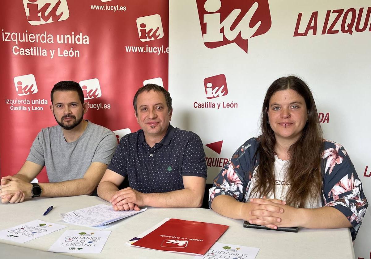 Carlos Serrano, en el centro, junto a los candidatos de La Lastrilla, Víctor Borreguero, y Torrecaballeros, Cristina Herrero.