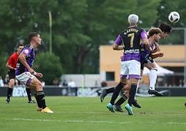 Arroyo, de espaldas, en un momento del encuentro disputado en Burgos.