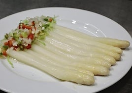 Espárragos con vinagreta en el Mesón 2,39.