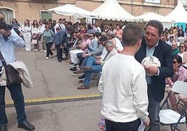 Eusebio firma un balón a un joven tras su pregón.