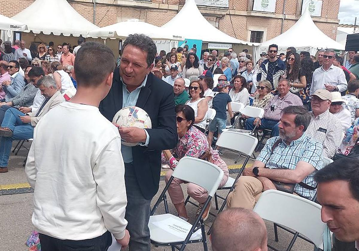 Eusebio firma un balón a un joven tras su pregón.