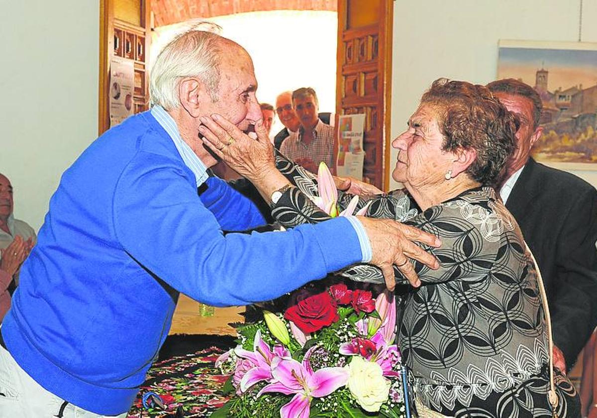 Una vecina felicita a Sanz Blanco, ayer.