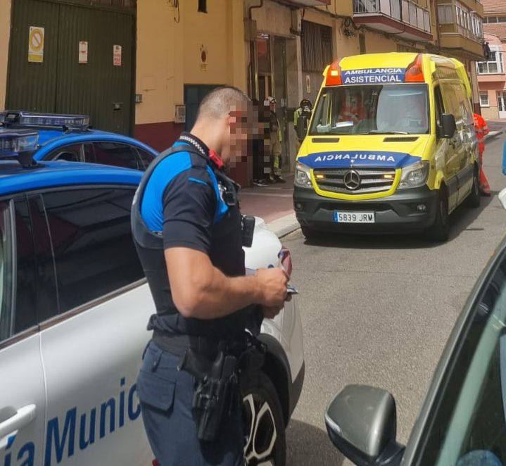 Policías, sanitarios y bomberos, durante la intervención en Pilarica.