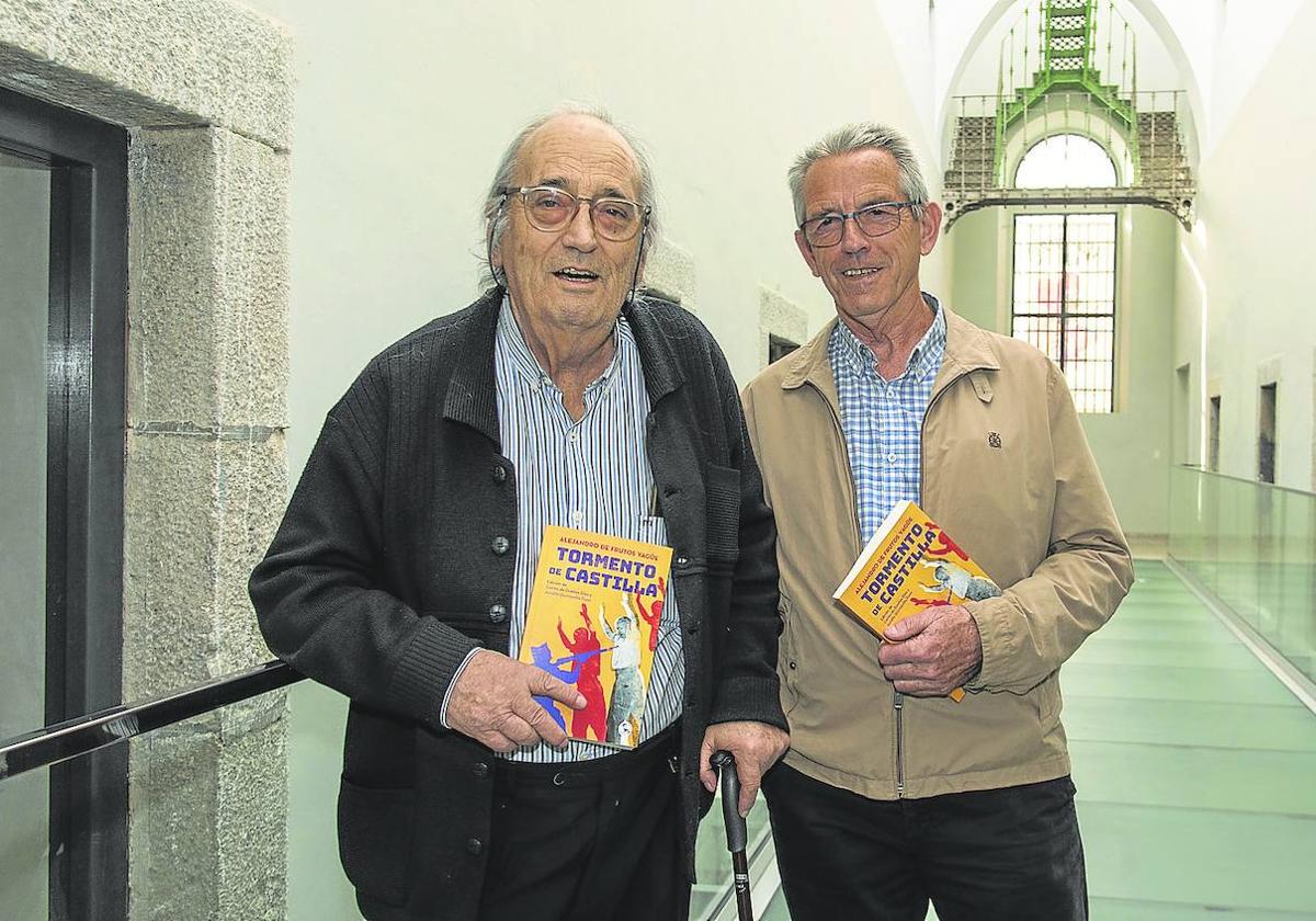 Aurelio Quintanilla y Carlos de Dueñas, con el libro publicado, en el interior de la antigua prisión provincial.