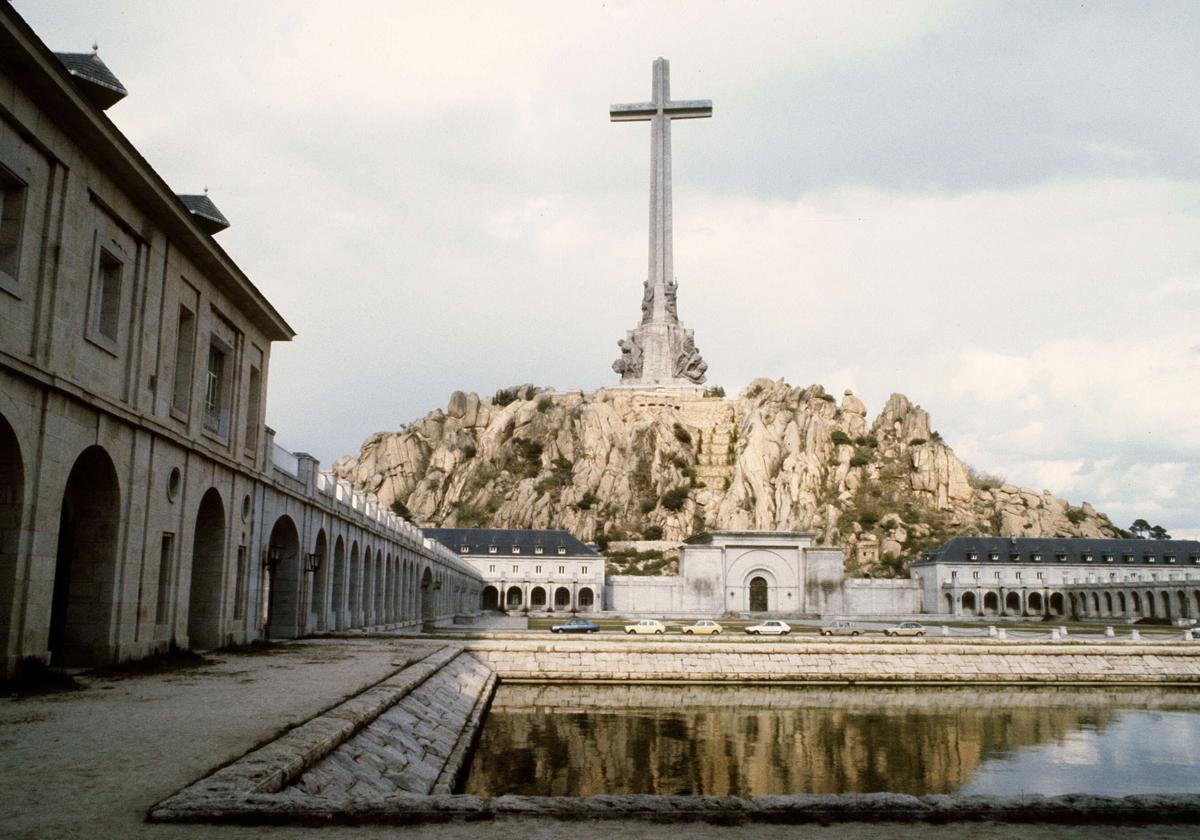 Valle de los Caídos, con la basílica y la cruz.