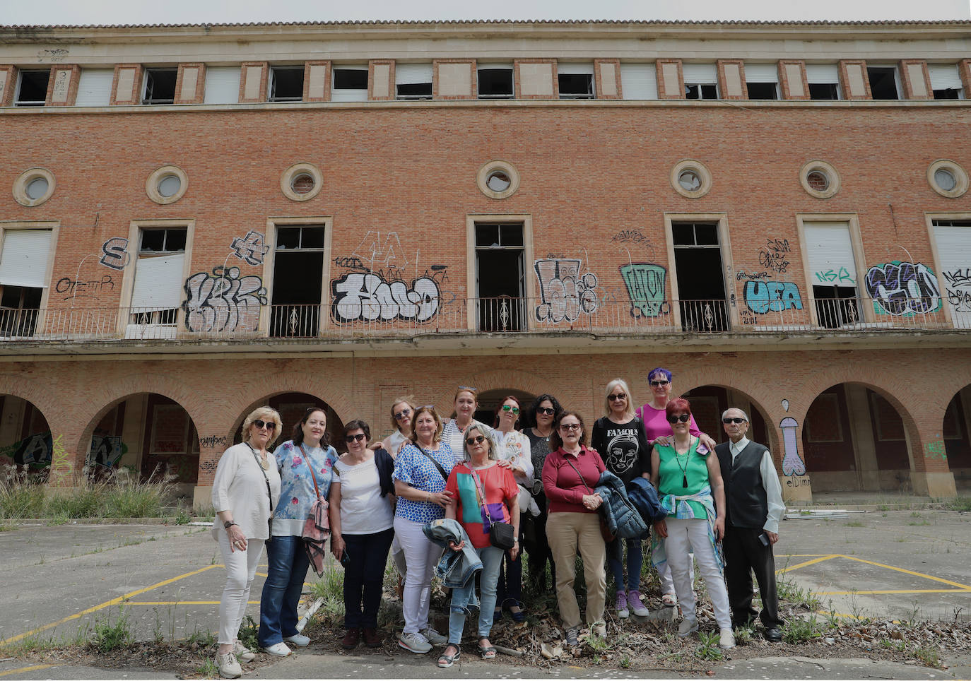 Antiguas alumnas de Huérfanos Ferroviarios visita el edificio y clama por su recuperación