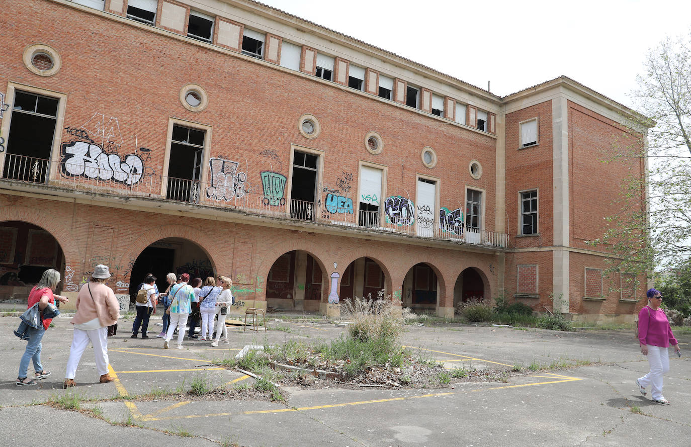 Antiguas alumnas de Huérfanos Ferroviarios visita el edificio y clama por su recuperación