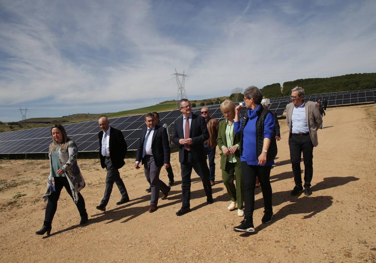 El consejero de Agricultura, Gerardo Dueñas, durante la visita a otra de las comunidades de la región que ya cuena con placas solares fotovoltaicas, en este caso, en la provincia de Zamora.