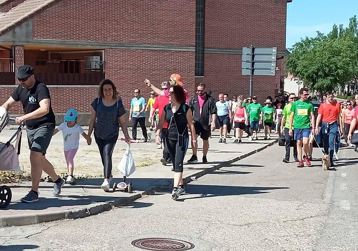 Participantes en la segunda marcha contra el cáncer de Olmedo.