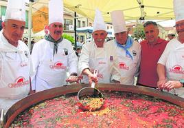 Los cocineros preparan los garbanzos con chorizo.