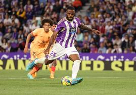 Larin se dispone a lanzar el penalti que significó el 1-3 frente al Atlético.