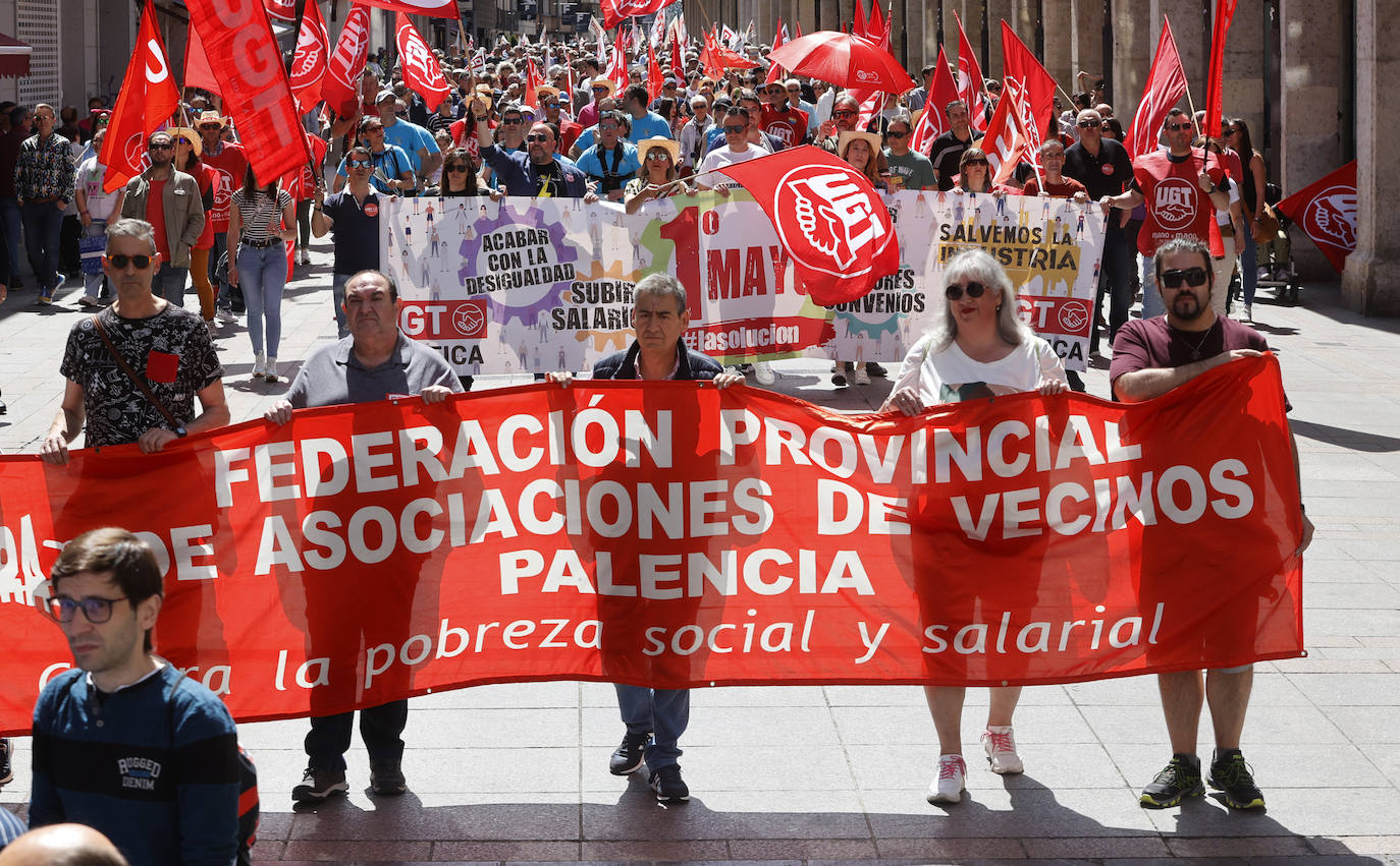 Un millar de palentinos desfilan por la Calle Mayor este Primero de Mayo