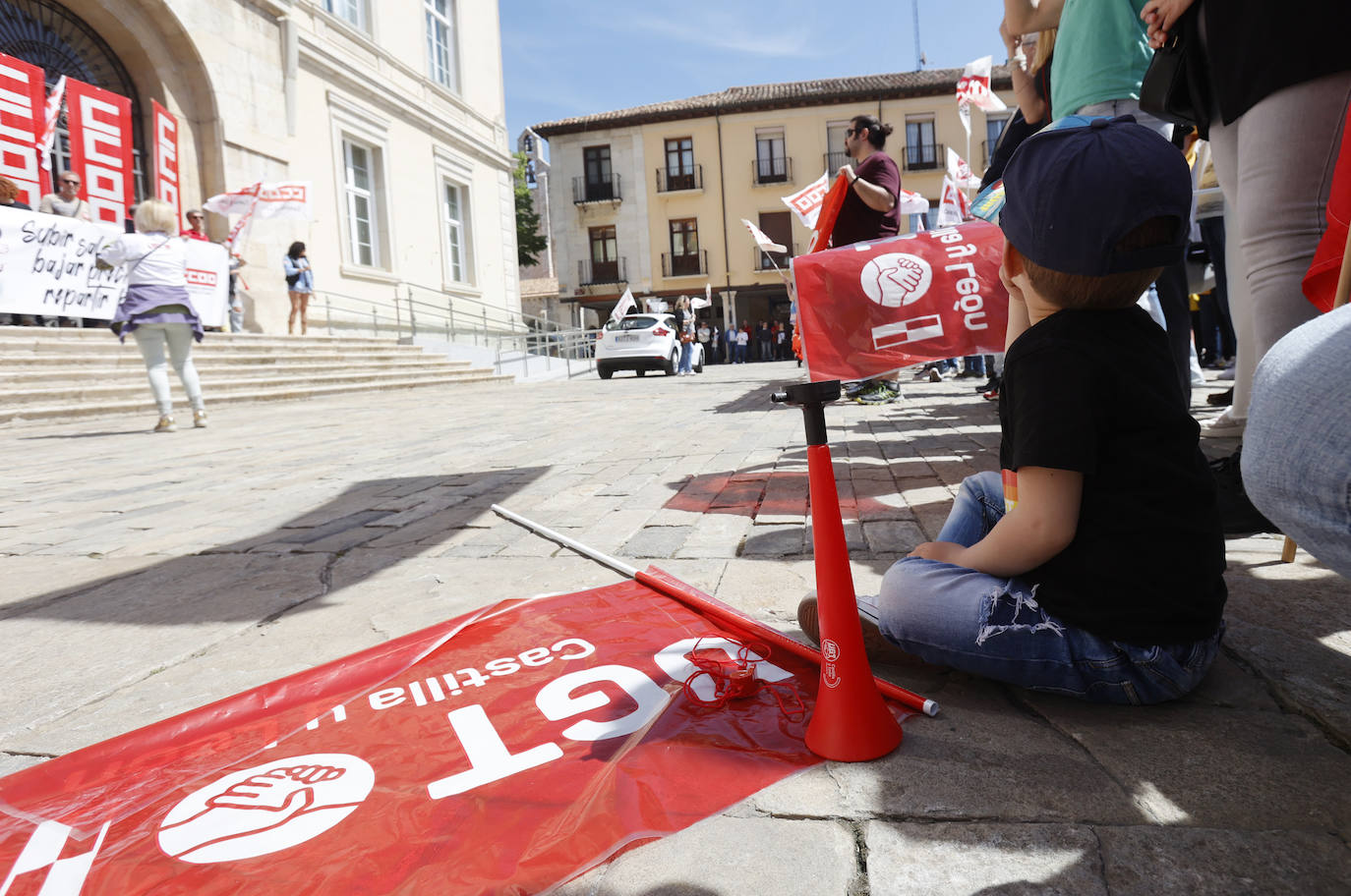 Un millar de palentinos desfilan por la Calle Mayor este Primero de Mayo