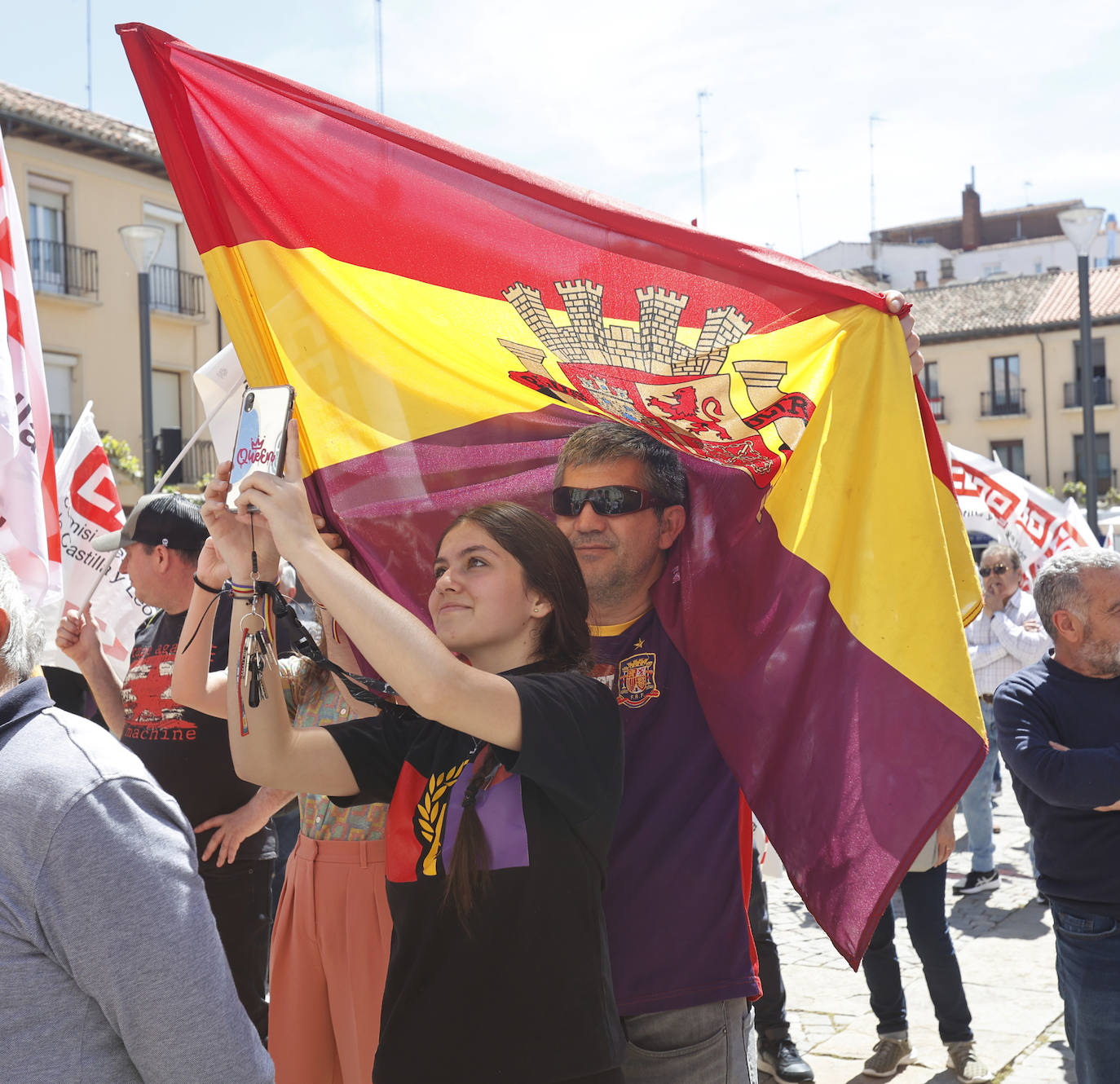 Un millar de palentinos desfilan por la Calle Mayor este Primero de Mayo