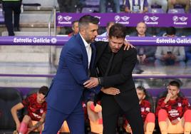 Pezzolano se saluda con Simeone.