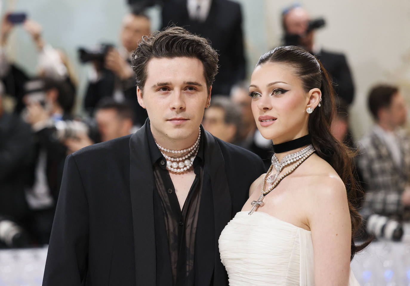 Brooklyn Beckham modelo y fotógrafo británico y Nicola Peltz, actriz y modelo estadounidense 