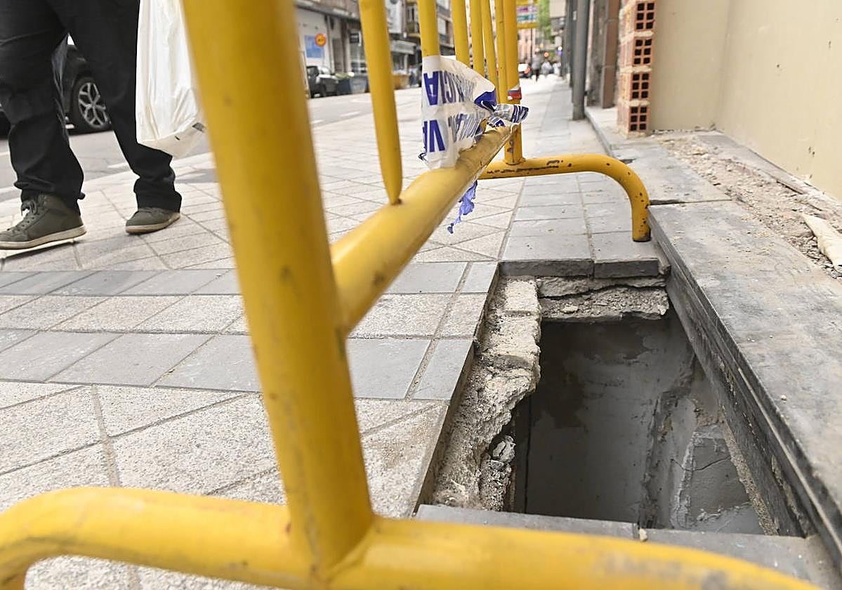 Socavón en la calle Nicolás Salmerón donde una mujer se cayó el viernes por la noche.