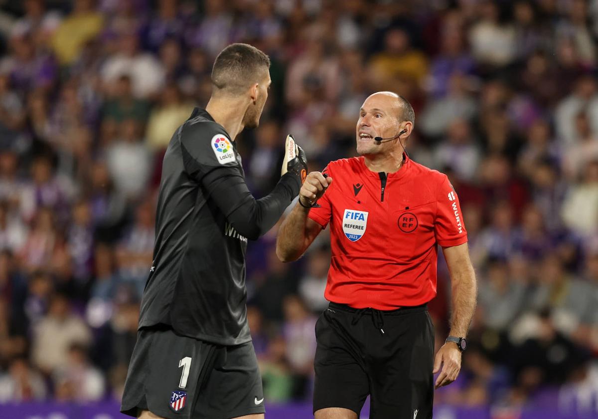 Mateu Lahoz da explicaciones al croata Gbric, portero del Atlético de Madrid.