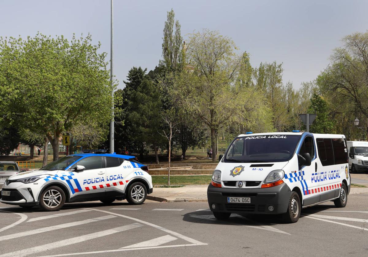 Dos vehículos de la Policía Local, en el barrio del Cristo, en una imagen de archivo.