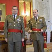 El jefe de la UME recibe en Segovia el premio Daoiz