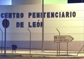 Imagen del exterior de la prisión de León, en la que se ha producido el incidente.