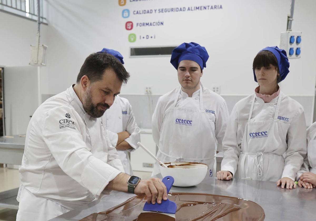 El pastelero Ricardo Vélez elabora sus dulces en Palencia