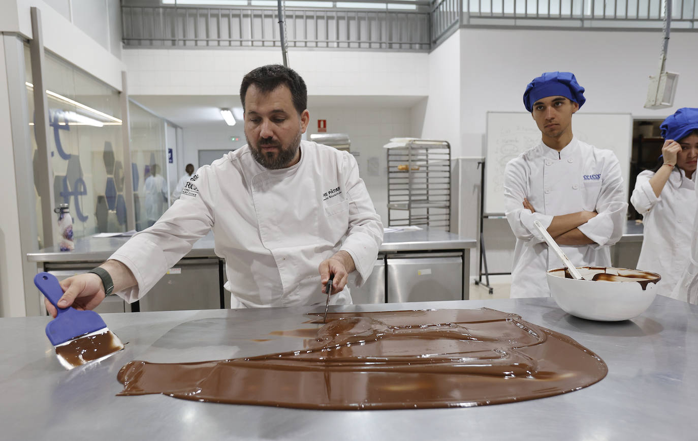 El pastelero Ricardo Vélez elabora sus dulces en Palencia