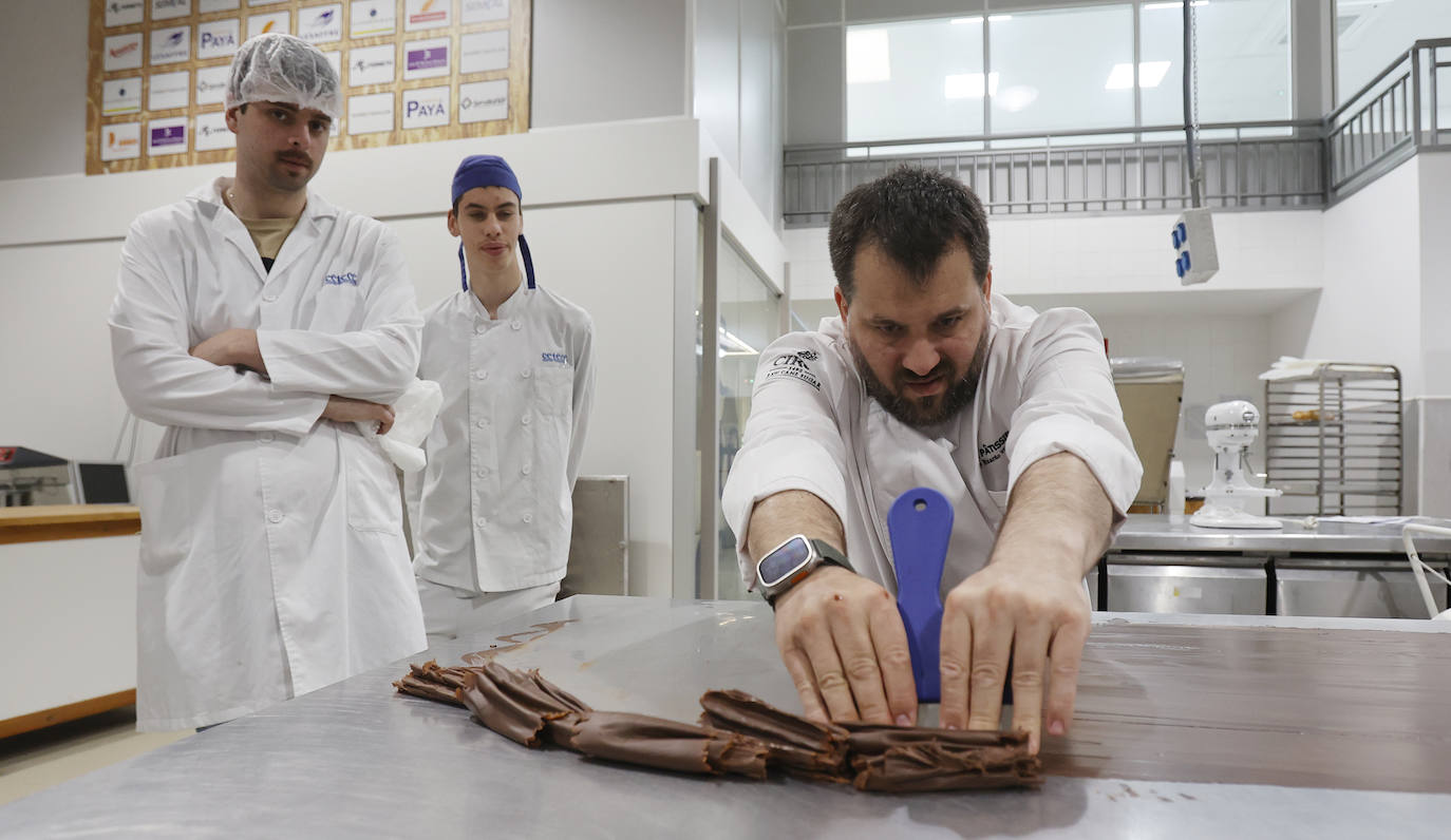 El pastelero Ricardo Vélez elabora sus dulces en Palencia