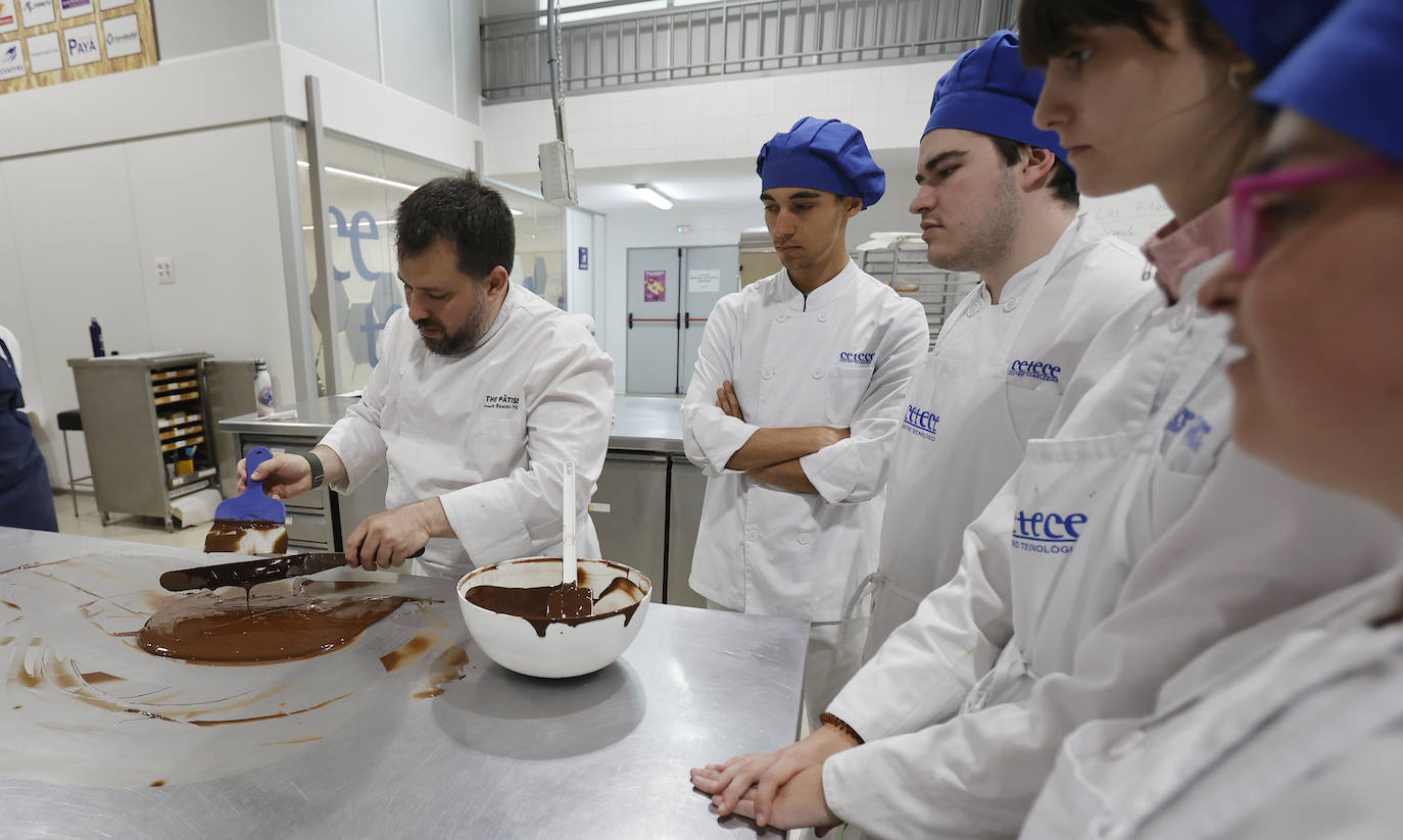 El pastelero Ricardo Vélez elabora sus dulces en Palencia