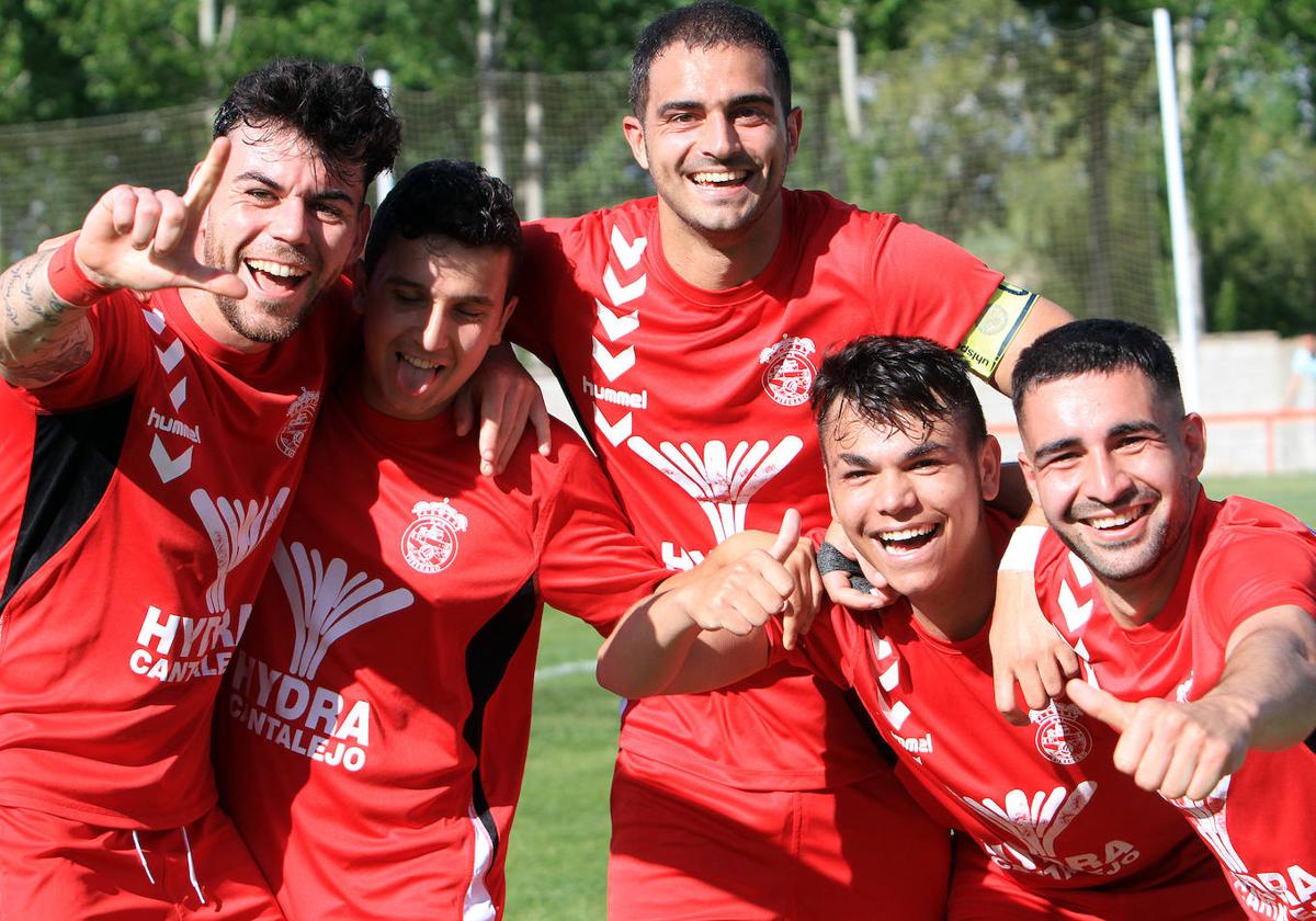 Jugadores del Turégano celebran uno de los tantos conseguidos ante el UP Palencia.