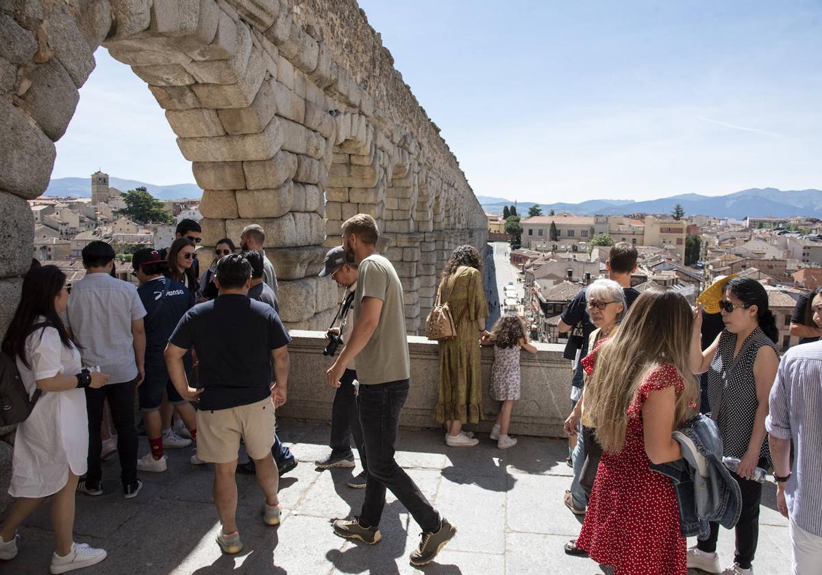 Varios grupos de turistas, este martes, junto al Acueducto de Segovia.