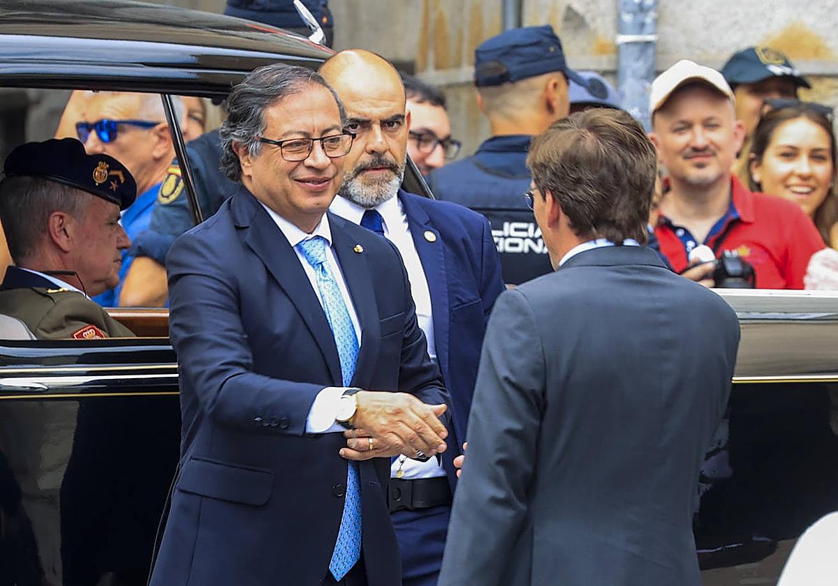 El presidente de Colombia, Gustavo Petro (i), es recibido por el alcalde de Madrid, José Luis Martínez-Almeida.