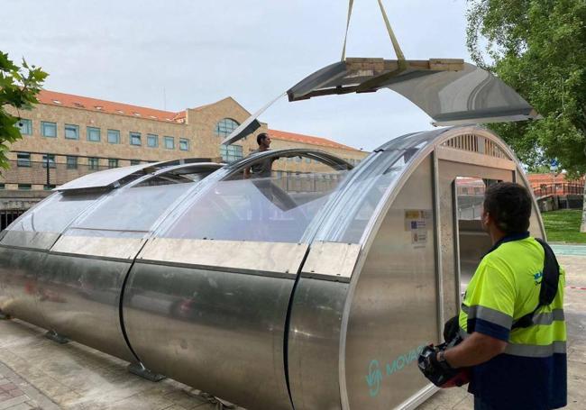 Instalación del aparcabicis en Prado de la Magdalena.