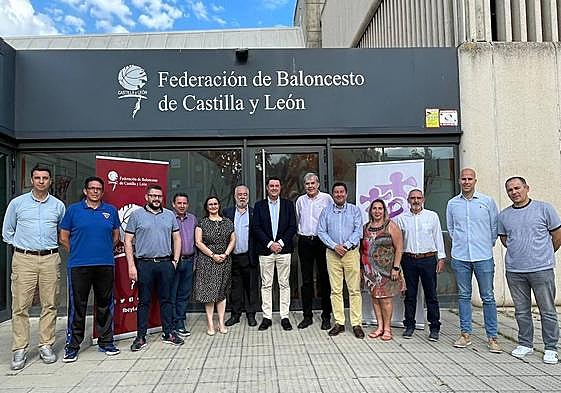 Foto de familia a las puertas de la sede de la Federación Territorial.