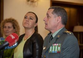 El coronel Ramírez explida los pormenores de la operación en presencia de la delegada del Gobierno.