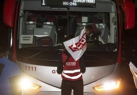 Una persona protesta frente a un autobús en el piquete informativo celebrado este miércoles.