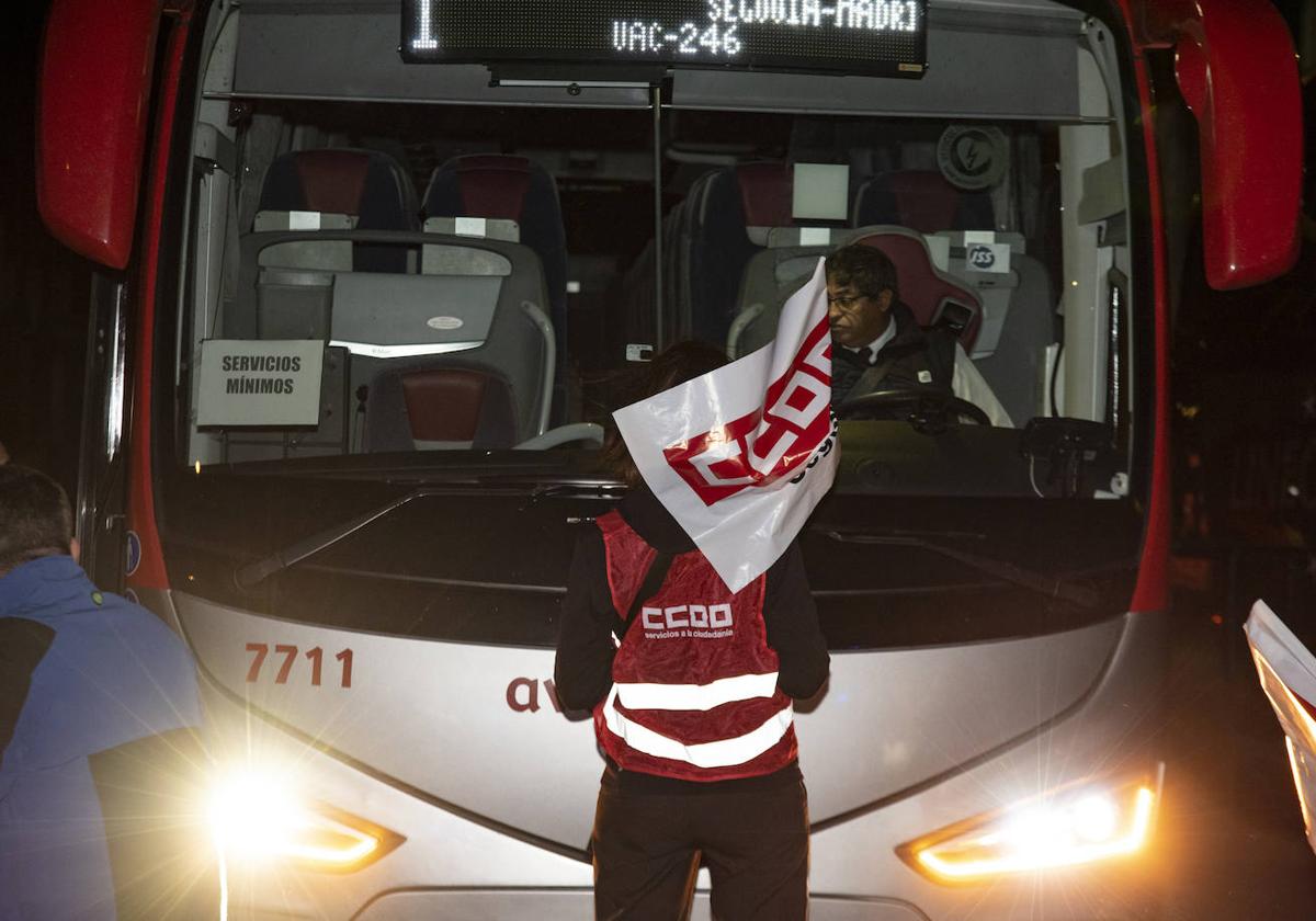 Una persona protesta frente a un autobús en el piquete informativo celebrado este miércoles.