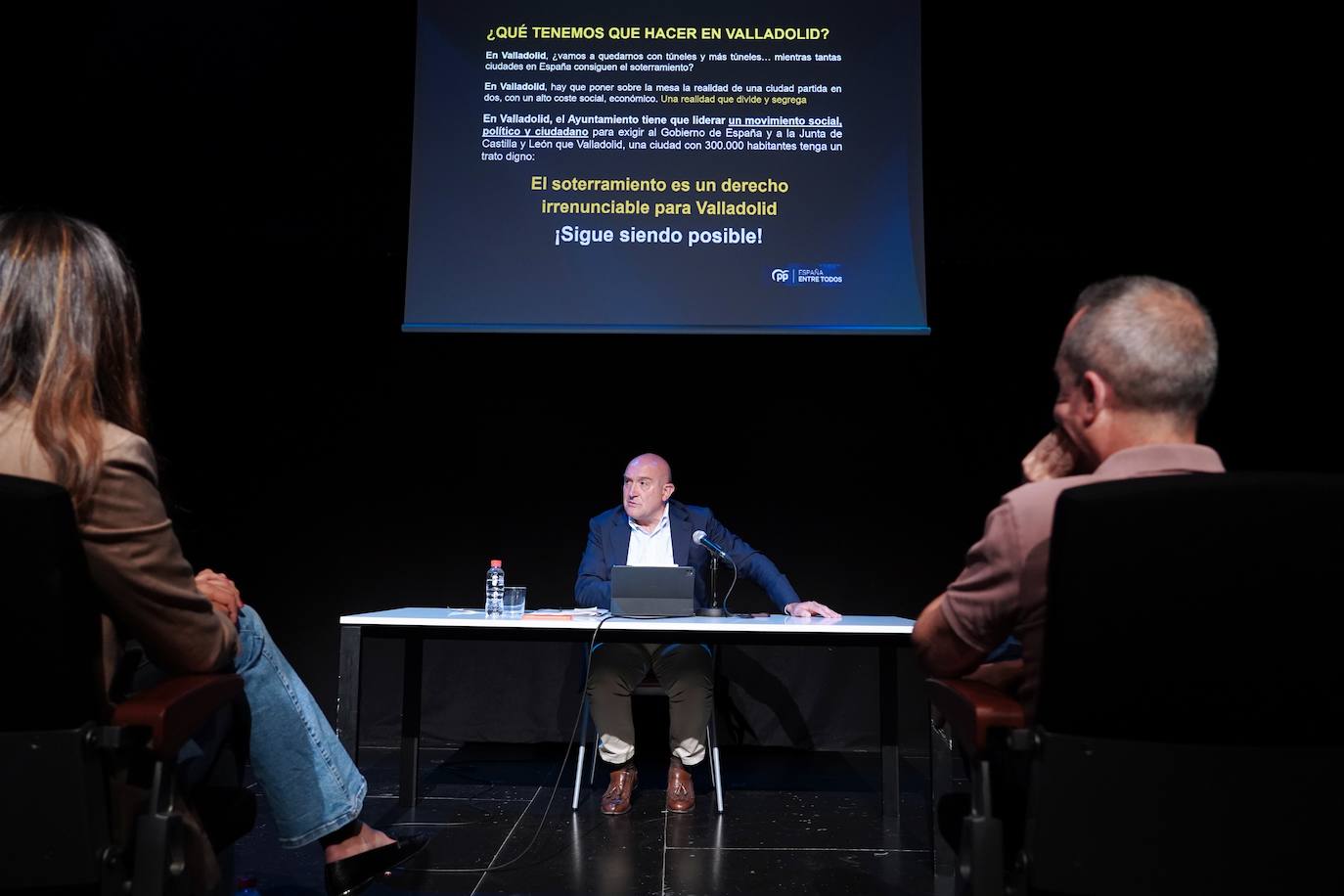 Jesús Julio Carnero presenta su plan para el soterramiento en la sala experimental del Teatro Zorrilla.