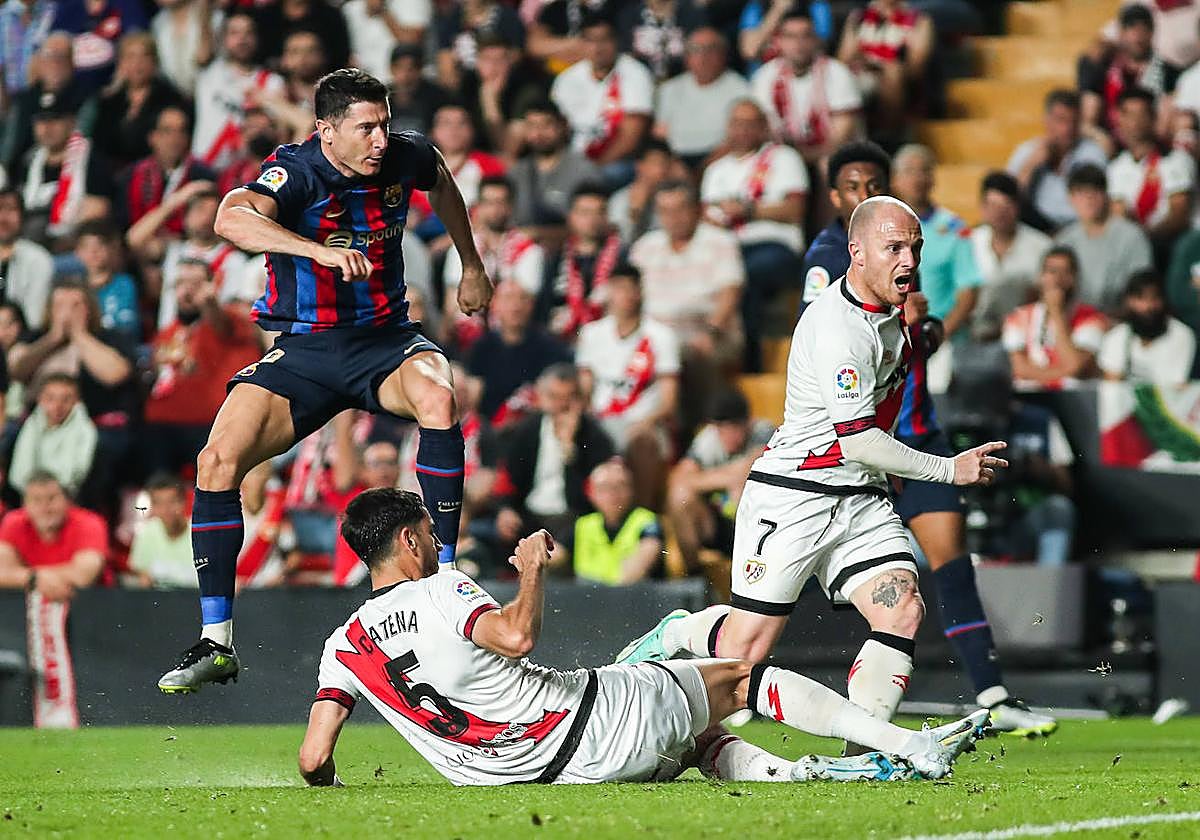 Catena e Isi, del Rayo, junto a Lewandowski, durante el partido ante el FC Barcelona.