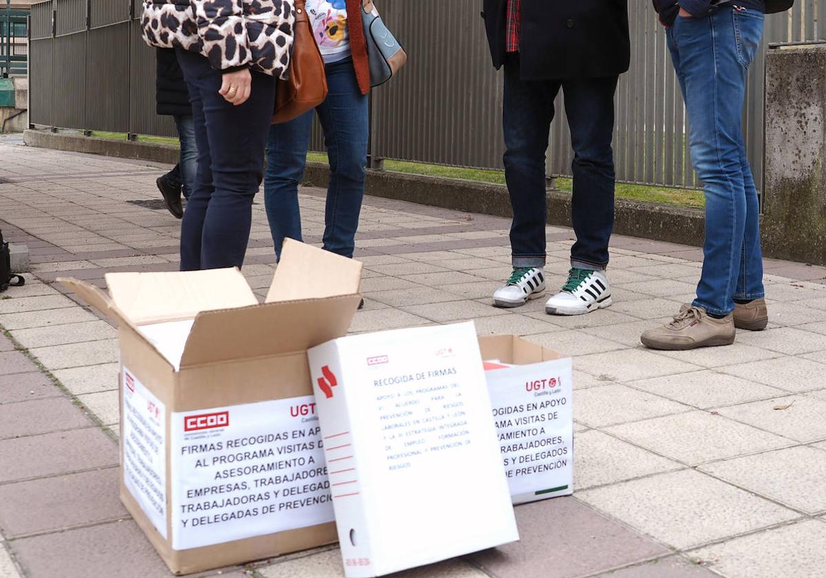 Entrega de firmas de UGT y CC OO contra la supresión de programas de la Junta, origen del ERE ugetista.